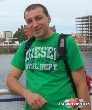 Starsza fotka, teraz mam 5 zmarszczek wiecej i z tysiac wlosow mniej, reszta bez zmian, wolno sie starzeje.